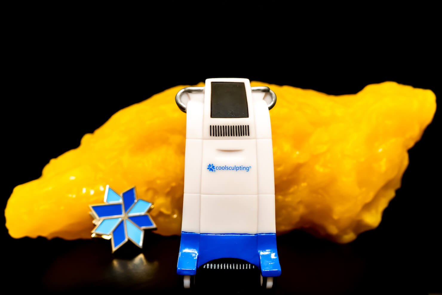 coolsculpting mini model machine in Surrey next to medical fat model